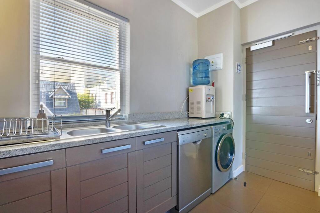 Penguin Haven . Luxury 2 Bedroom, Boulders Beach. *