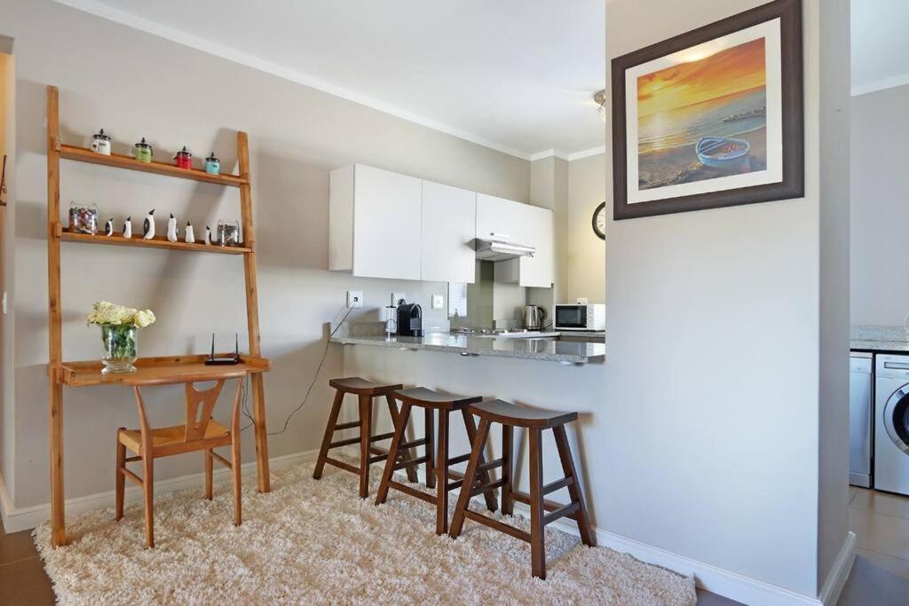 Apartment Penguin Haven . Luxury 2 Bedroom, Boulders Beach.